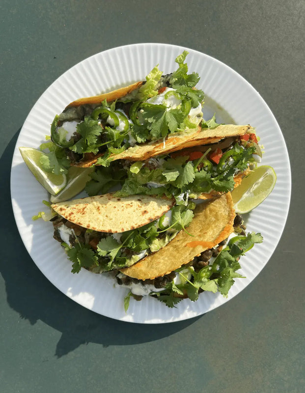 CRISPY CHEESE TACOS med bönfyllning och salsa aguacate