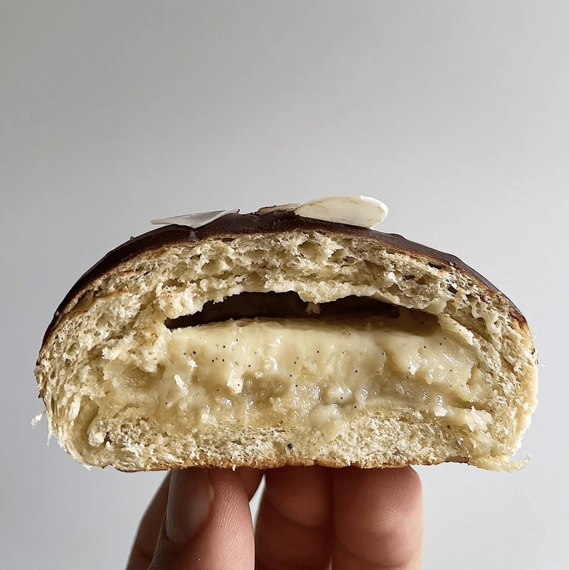 Fettisdagsbullar med kardemumma, remons, vaniljkräm och mörk choklad