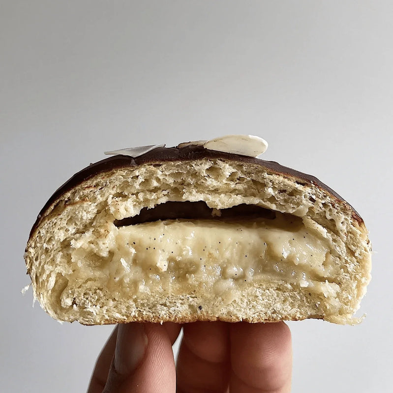 Fettisdagsbullar med kardemumma, remons, vaniljkräm och mörk choklad