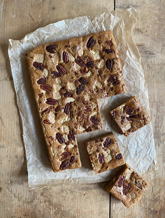 Karamelliserad vit chokladblondie
