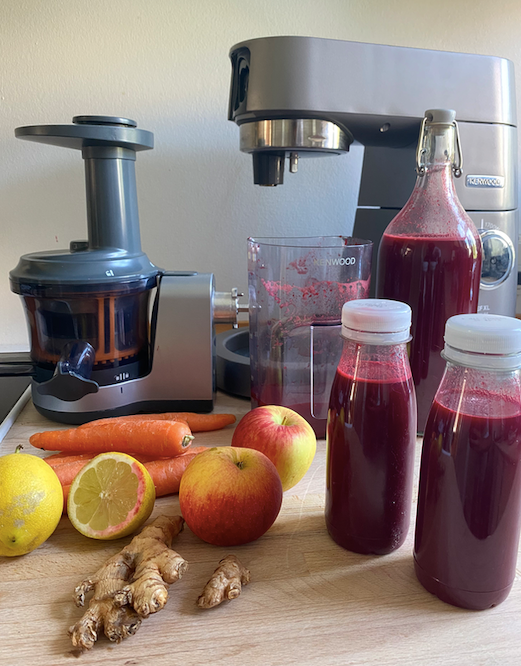 Läcker slowjuice och nybakade frallor med fruktkött
