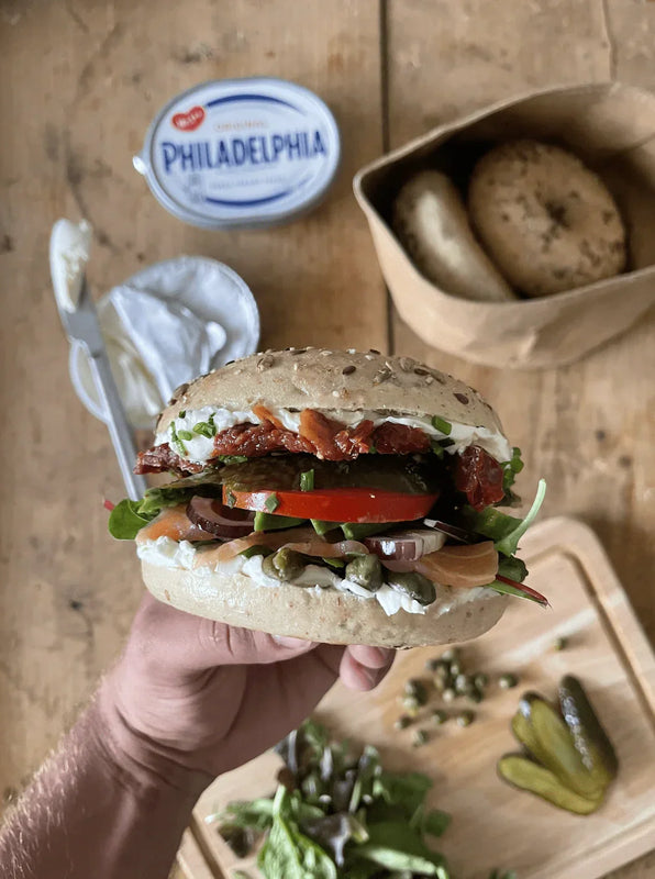 Philadelphia bagel med lax, avokado och soltorkad tomat