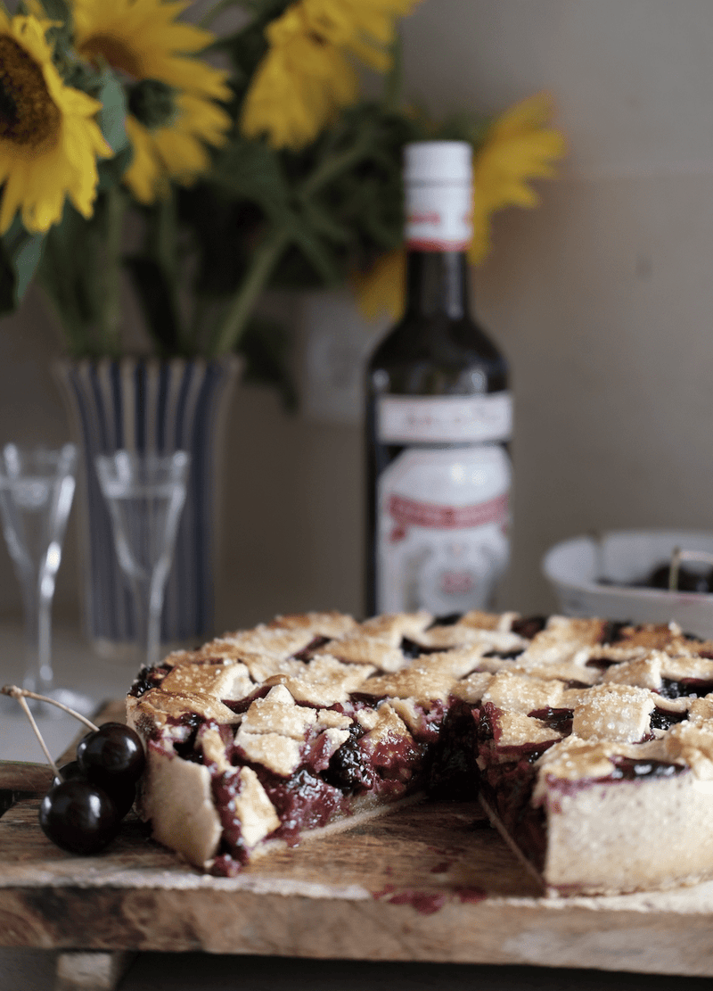 Sommar-bärpaj med mazarin, bär och Aalborg Porse Akvavit