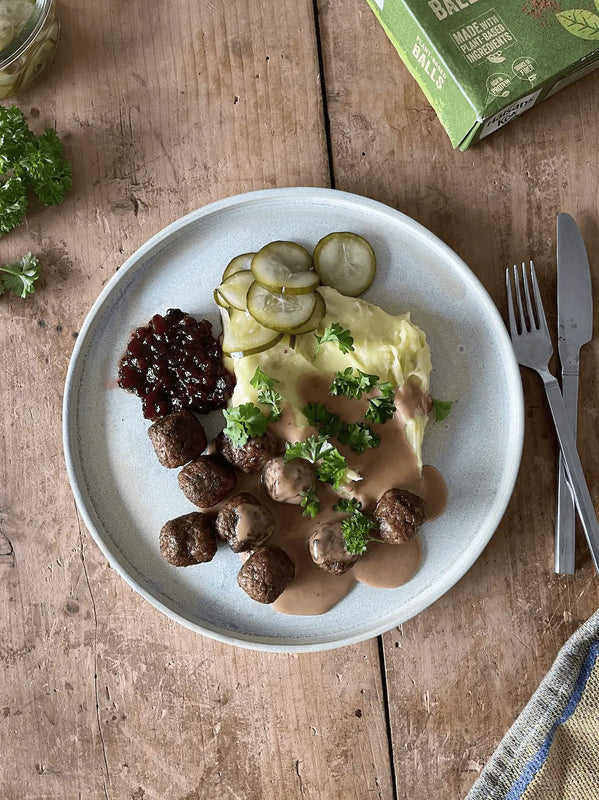 Svenska ”plant-based balls” med potatismos, gräddsås och lingonsylt