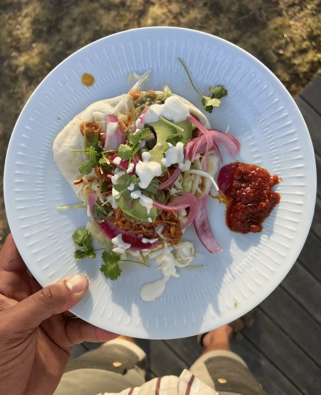 Tacos med kycklingcarnitas, grillad grönsakssalsa, picklad rödlök och koriander